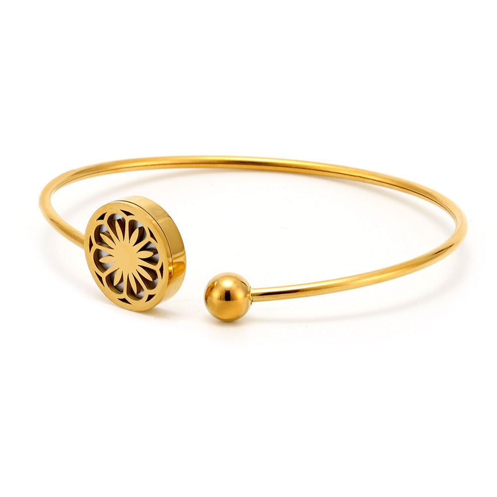 18K gold round bracelet with hollow flower pattern design, classic and fashionable