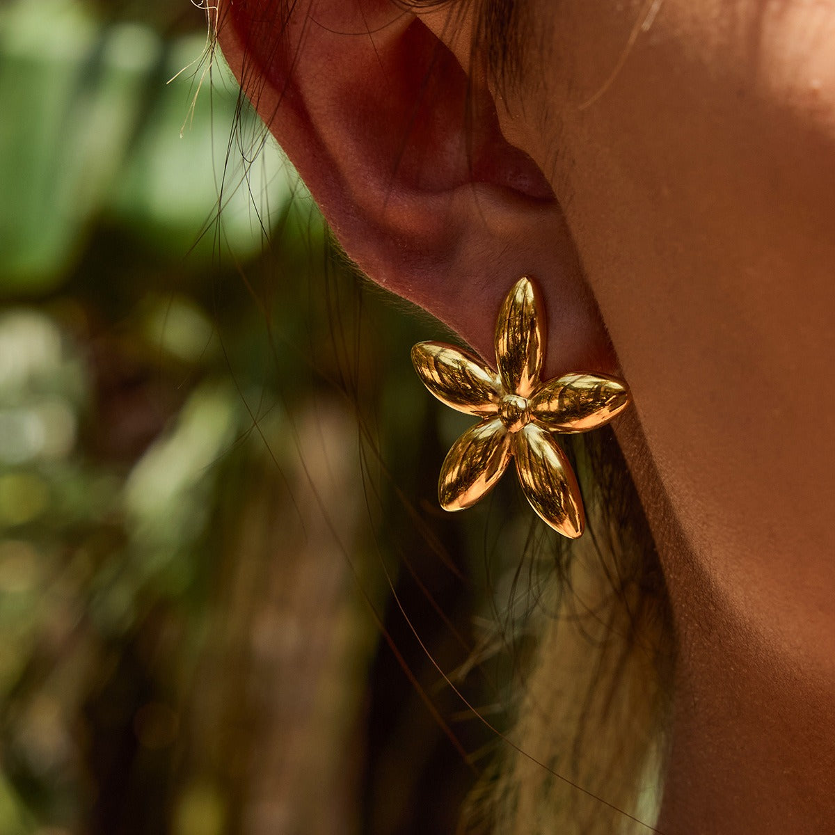 18K gold five-leaf flower design light luxury noble earrings