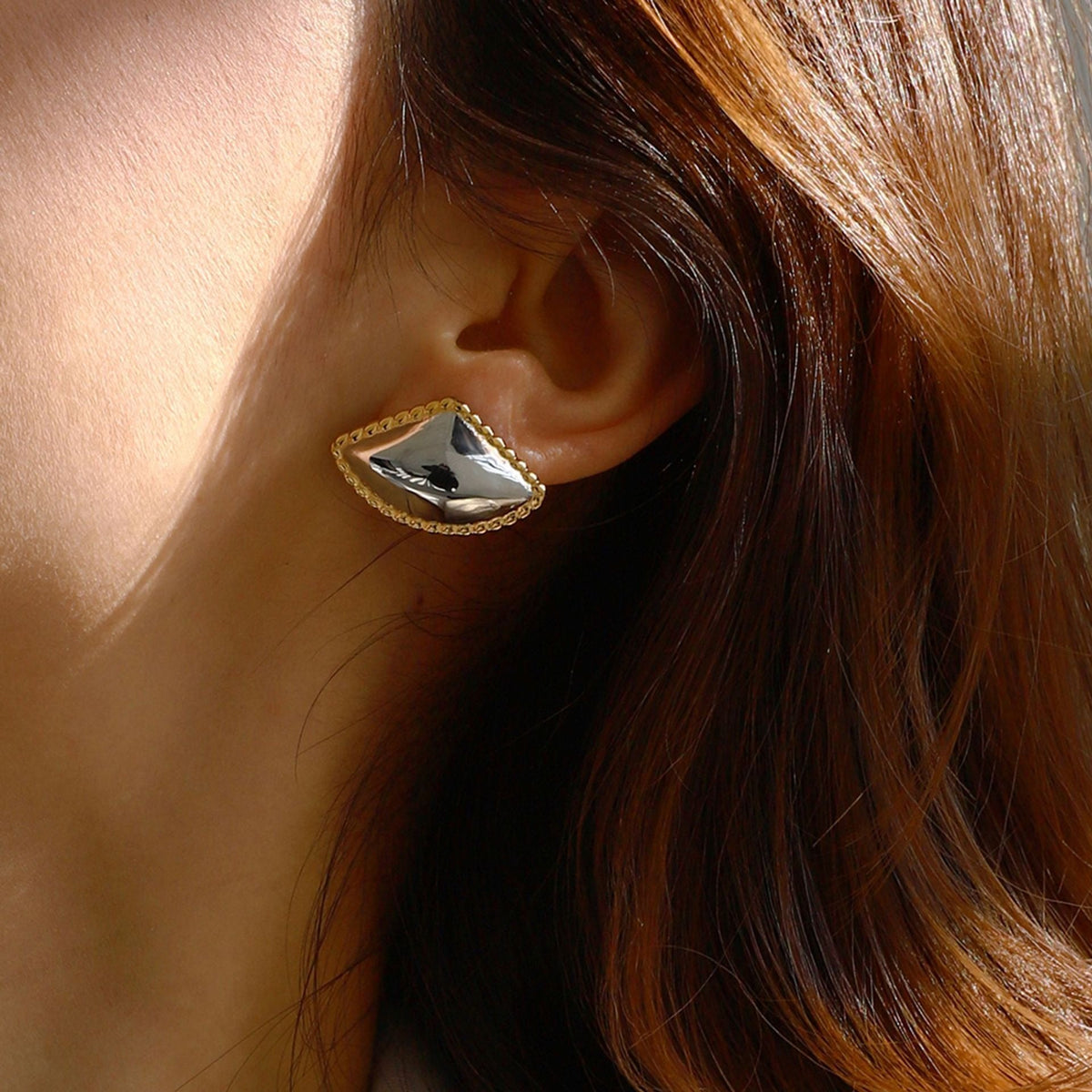 18K gold fan-shaped earrings with gold and silver color matching design