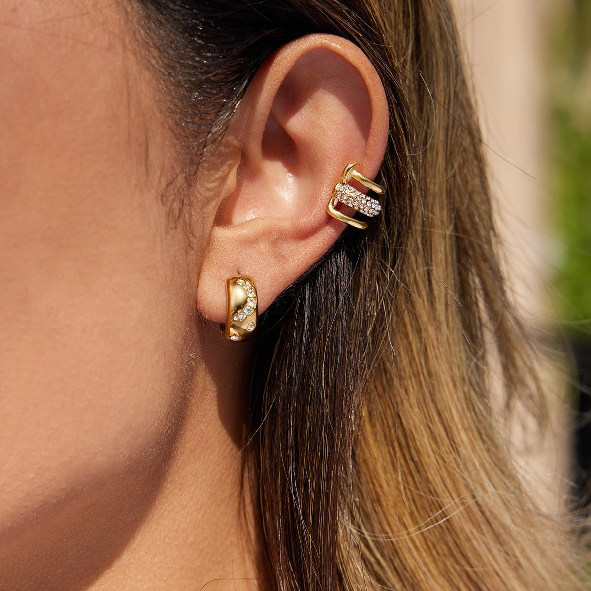 18K gold earrings inlaid with cubic zirconia, in a nail design.