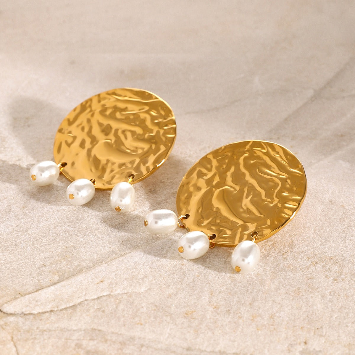18K gold stylish round earrings with hammered and pearl design