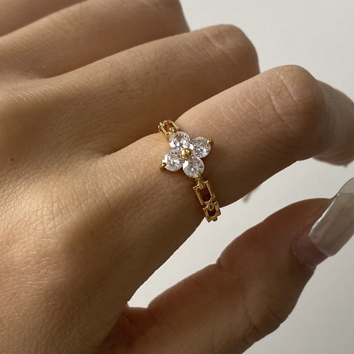 18K gold flower-shaped gemstone-set ring with exquisite design and dazzling