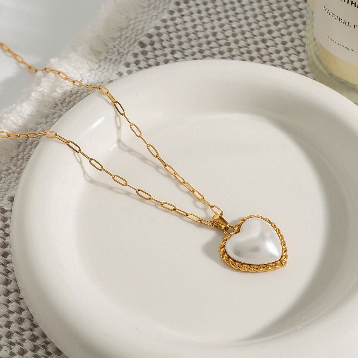 18K gold heart with texture inlaid pearl design exquisite and noble necklace