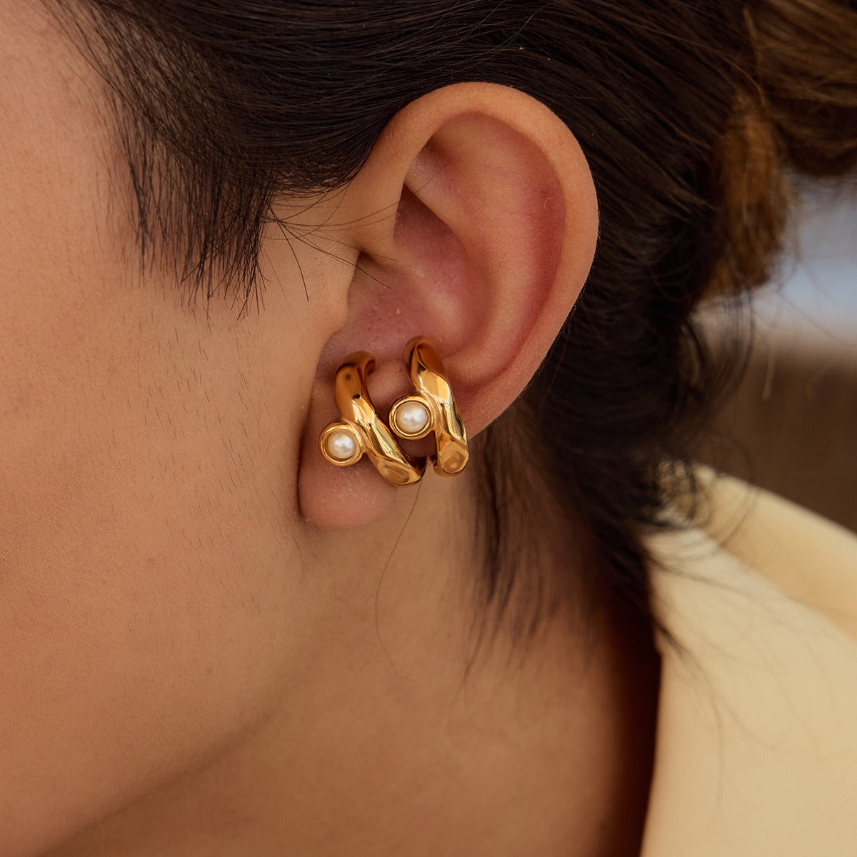 18K gold geometric hollow inlaid pearl design exquisite and fashionable earrings, bracelets and necklaces set