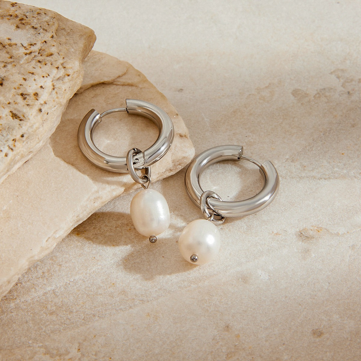 U-shaped earrings with pearl pendant design, fashionable and simple