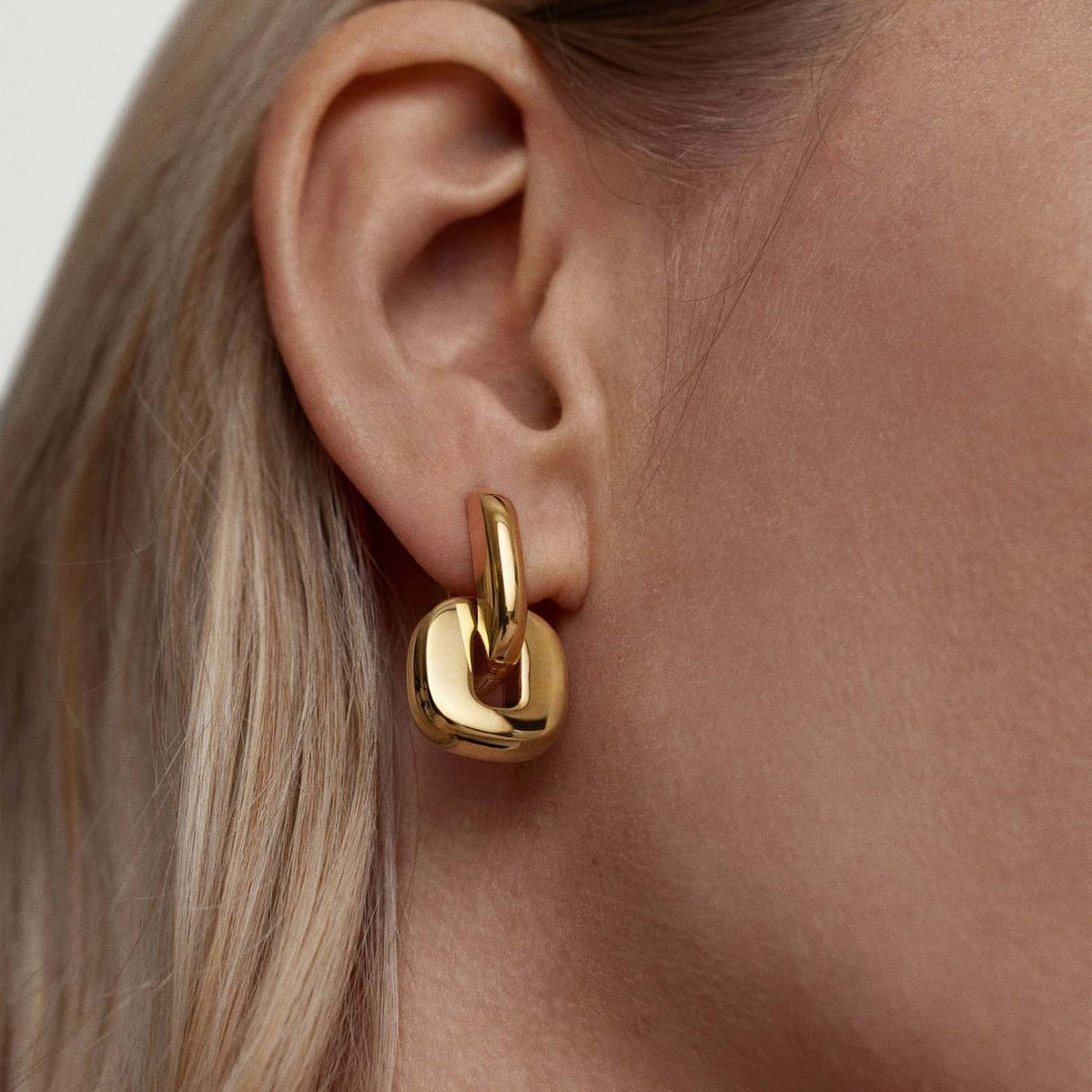 18K gold geometric square with hollow design classic and fashionable earrings