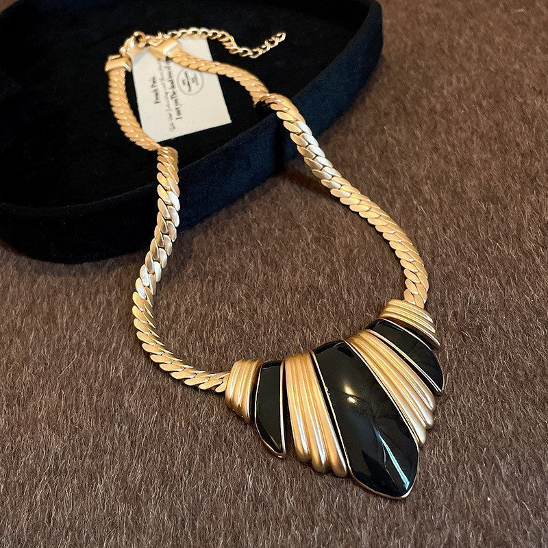 Second-Hand Vintage Jewelry With Diamond-Encrusted Flowers And Heart Necklaces, Retro Elegant Clavicle Chains, Light Luxury And High-End Necklaces