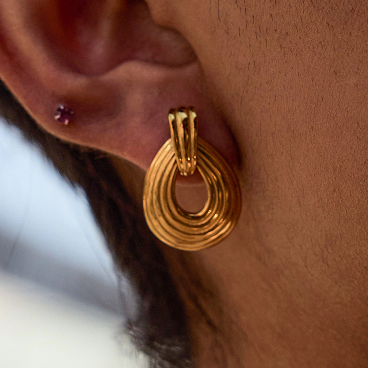 18K gold teardrop-shaped earrings with textured design, classic and fashionable