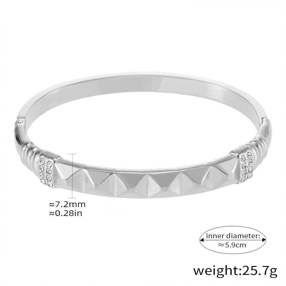 18K gold geometric shape with hollow design simple and elegant bracelet
