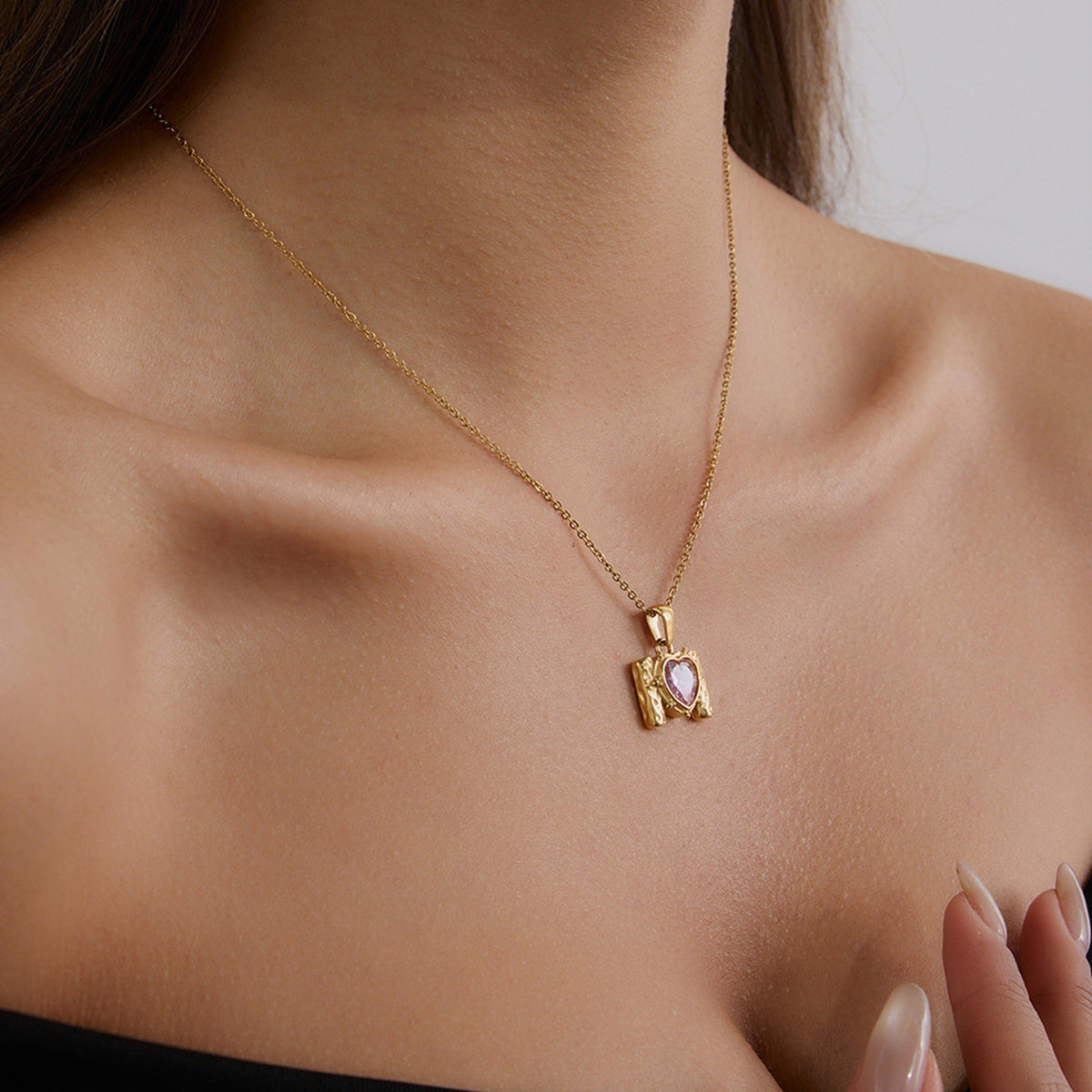 18K gold letter "M" inlaid with heart-shaped gemstone, exquisite and unique necklace