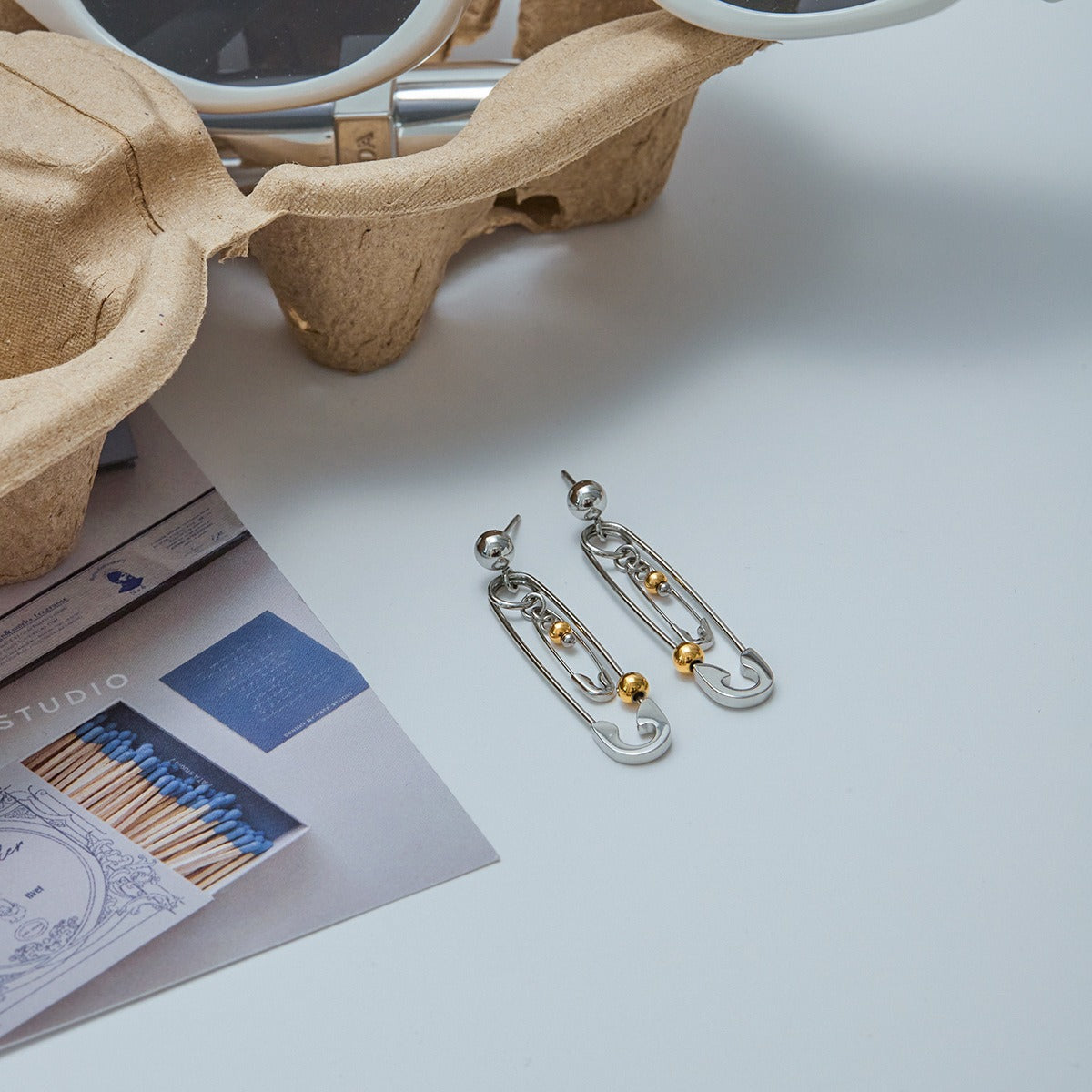 18K gold pin-shaped earrings with round beads, unique and personalized design