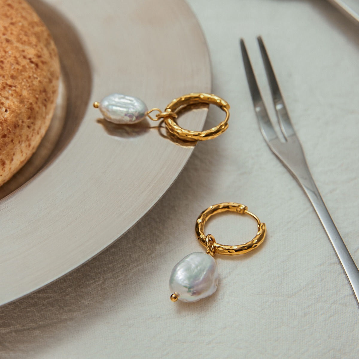 18K gold inlaid pearls exquisite design noble earrings