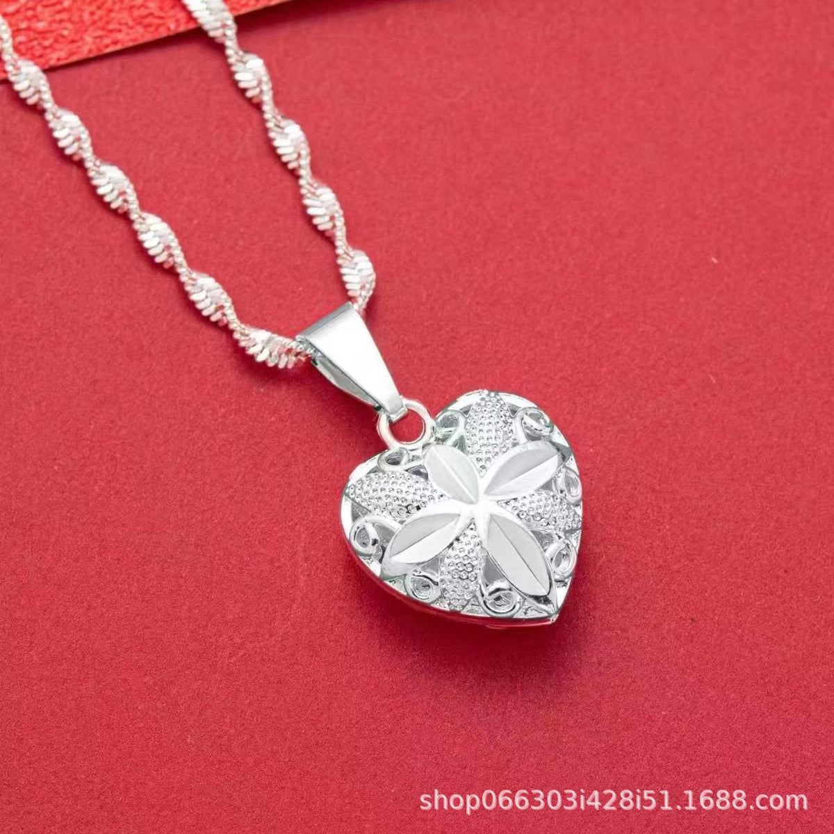 Versatile And Stylish Necklace With A Simple Hollow Heart Pendant, A Gift For Mom, Elegant Pendant Wholesale