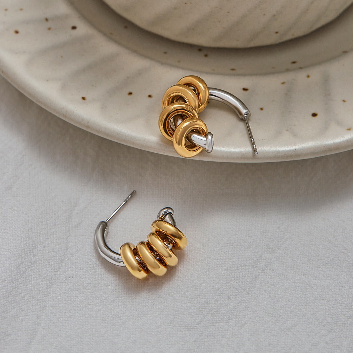 18K gold C-shaped earrings with a hoop design