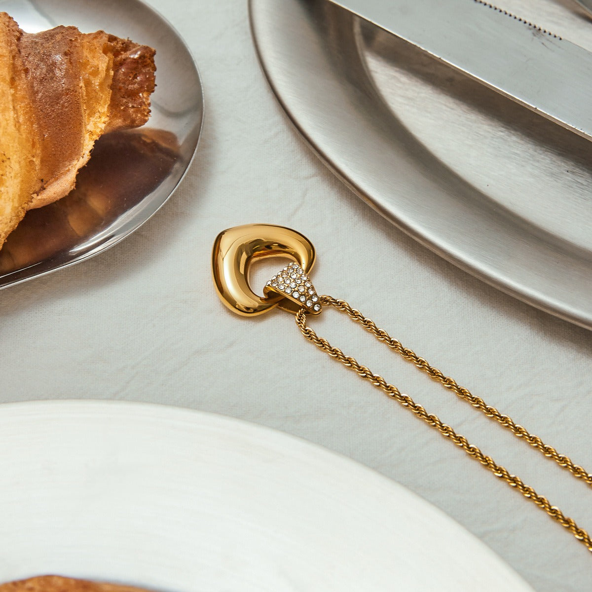 18K gold hollow heart design simple and elegant necklace