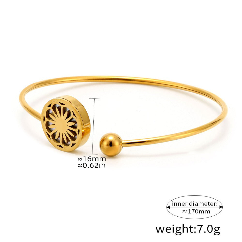 18K gold round bracelet with hollow flower pattern design, classic and fashionable