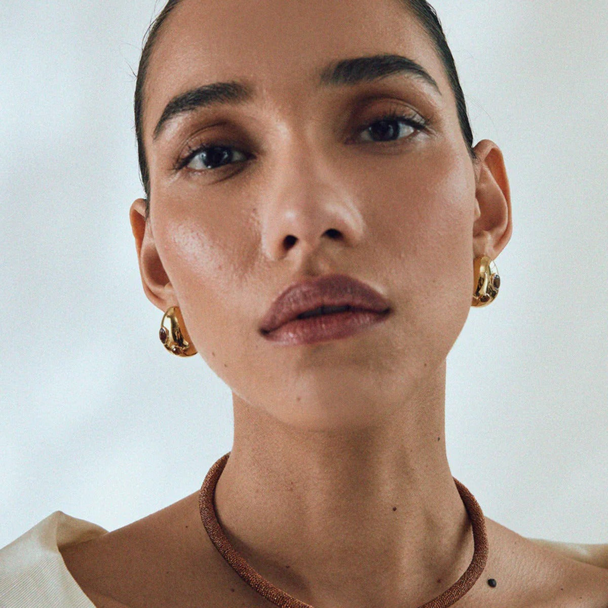 18K gold teardrop-shaped earrings inlaid with gemstones