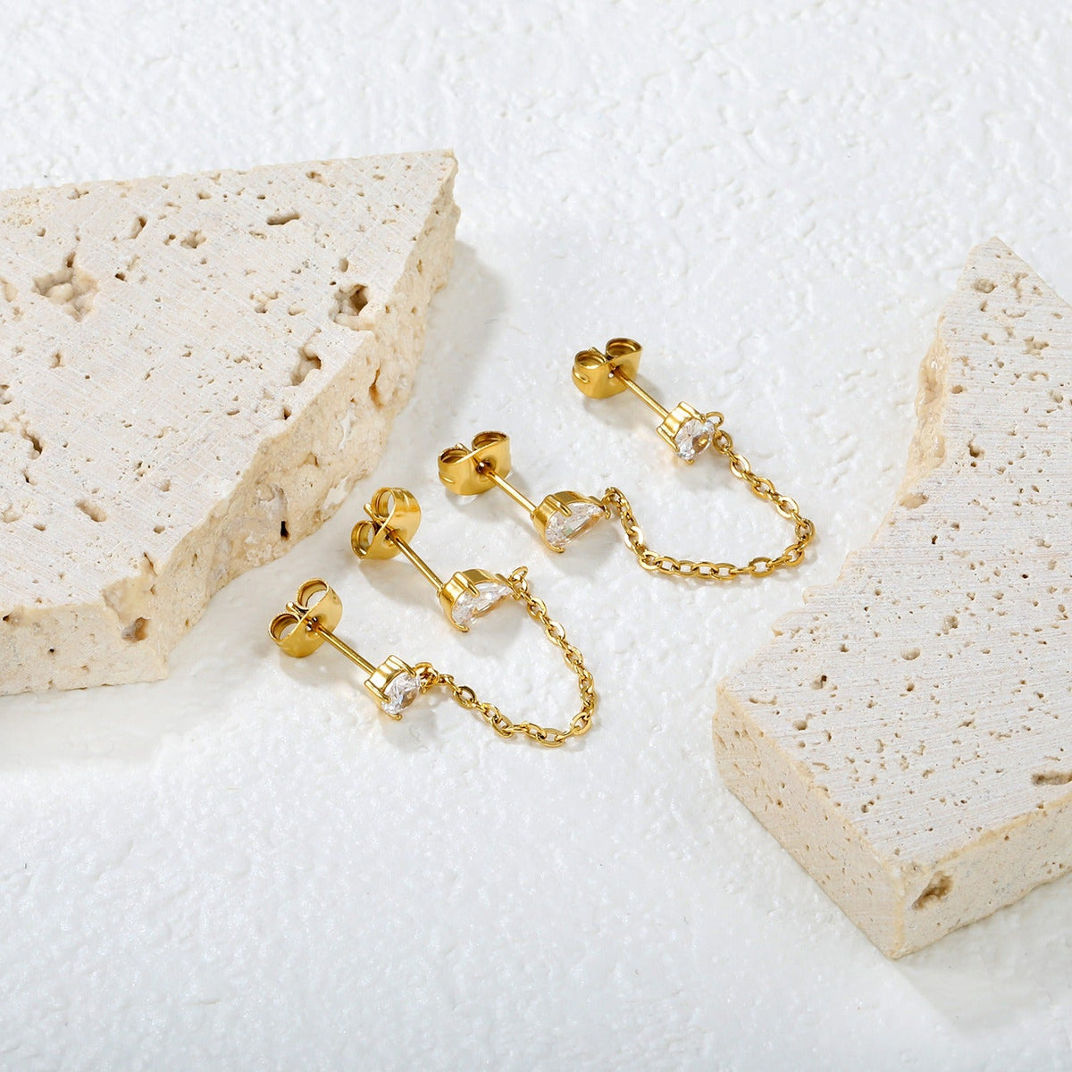 18K gold hollow star-shaped inlaid gemstones with exquisite design and dazzling earrings