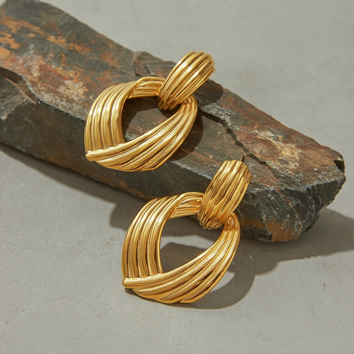 18K gold geometric diamond with texture design simple and elegant earrings