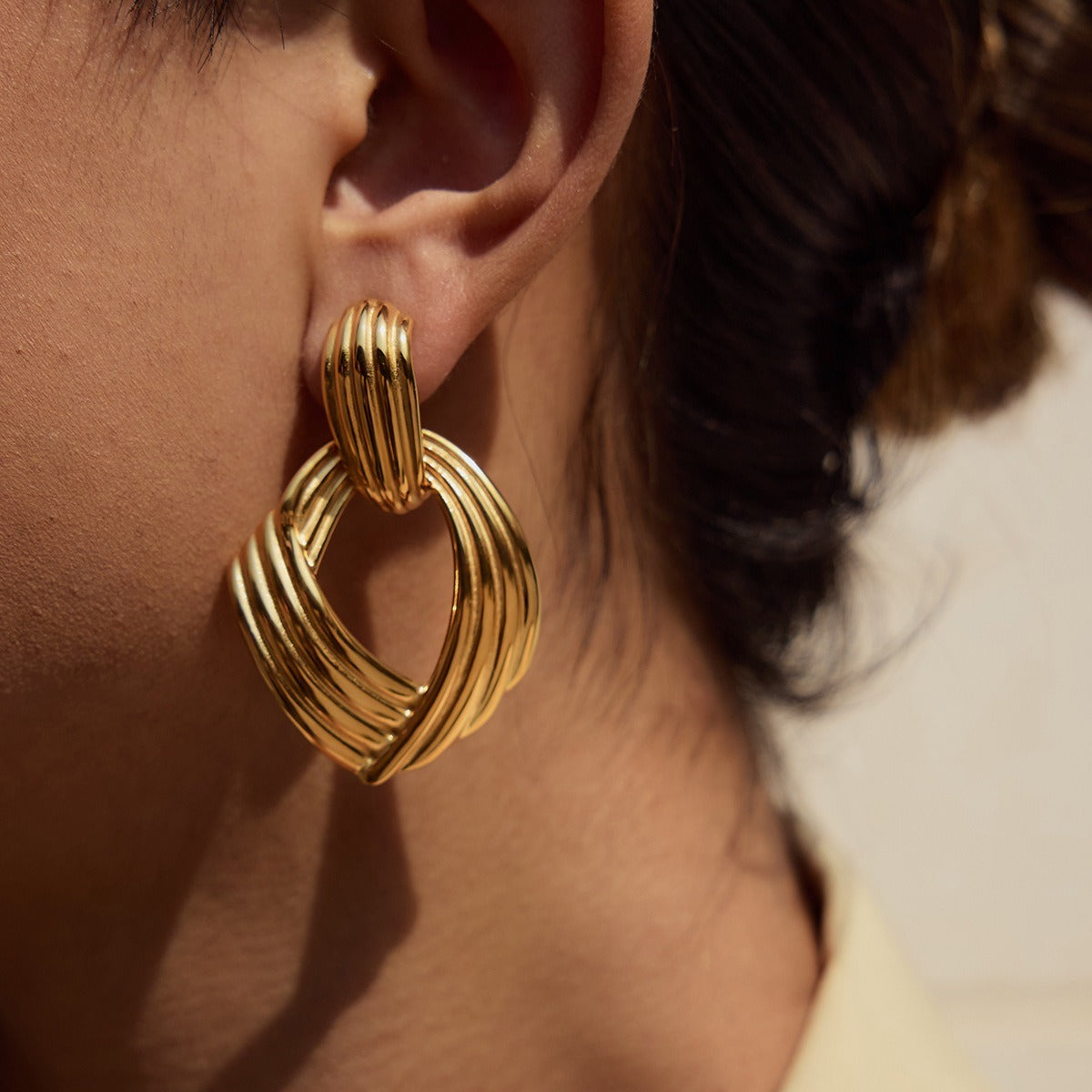 18K gold geometric diamond with texture design simple and elegant earrings