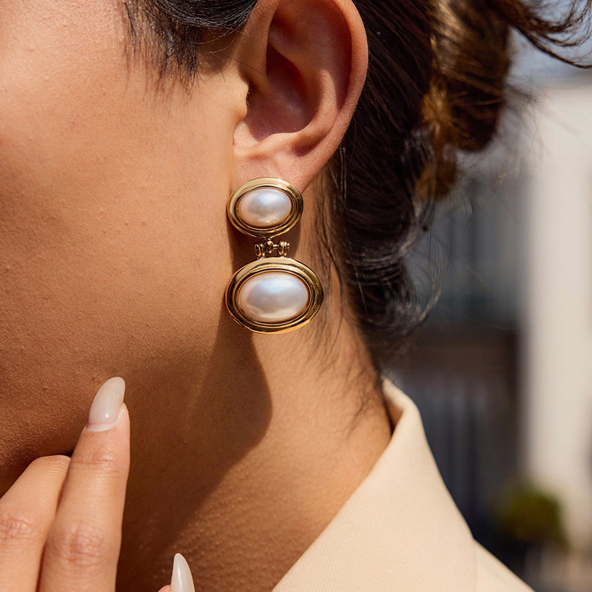 18K gold oval inlaid pearl design light luxury noble earrings