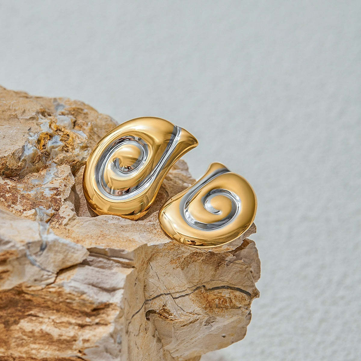 18K gold conch-shaped earrings with gold and silver color matching design and ocean style