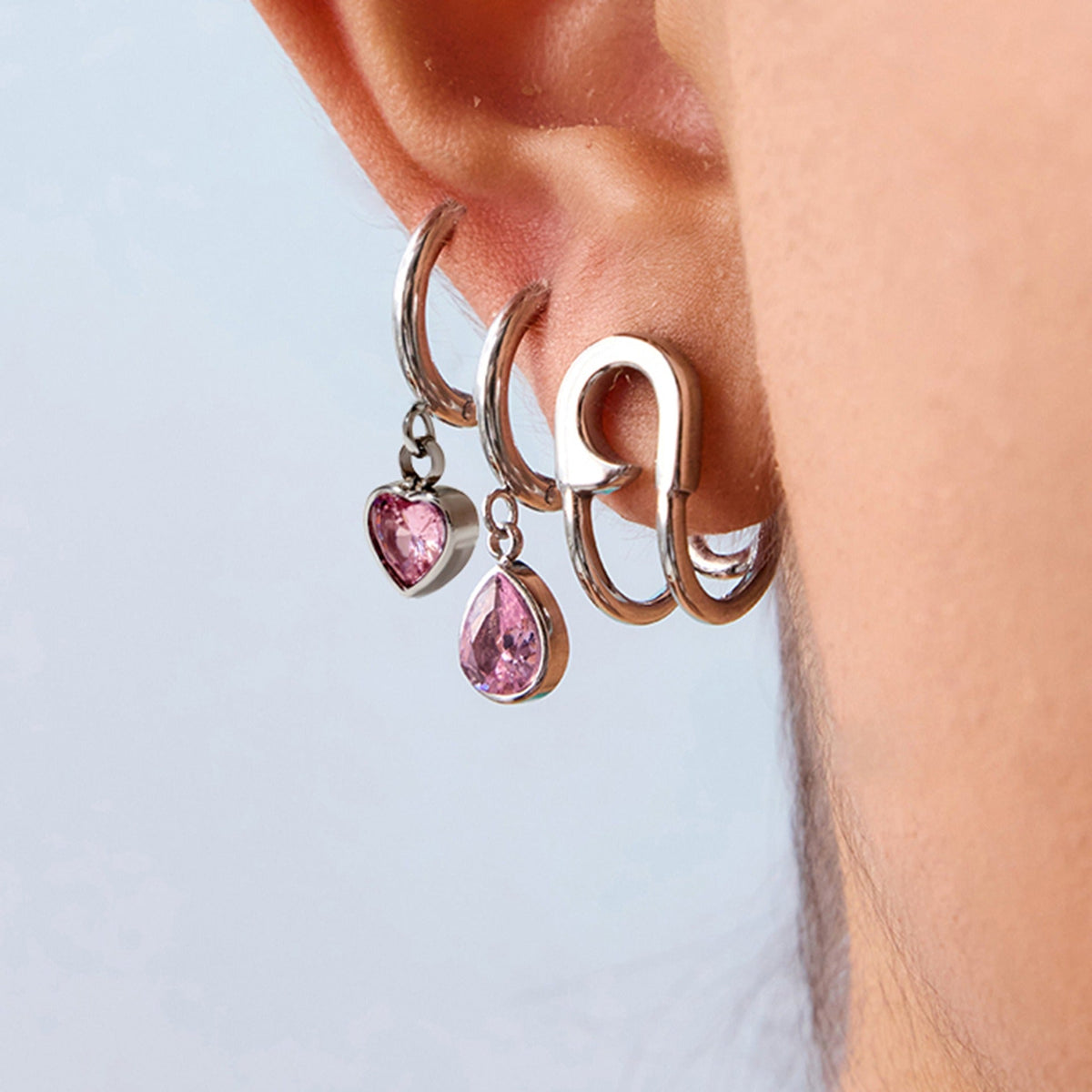 Heart-shaped earrings inlaid with gemstones, exquisite and dazzling