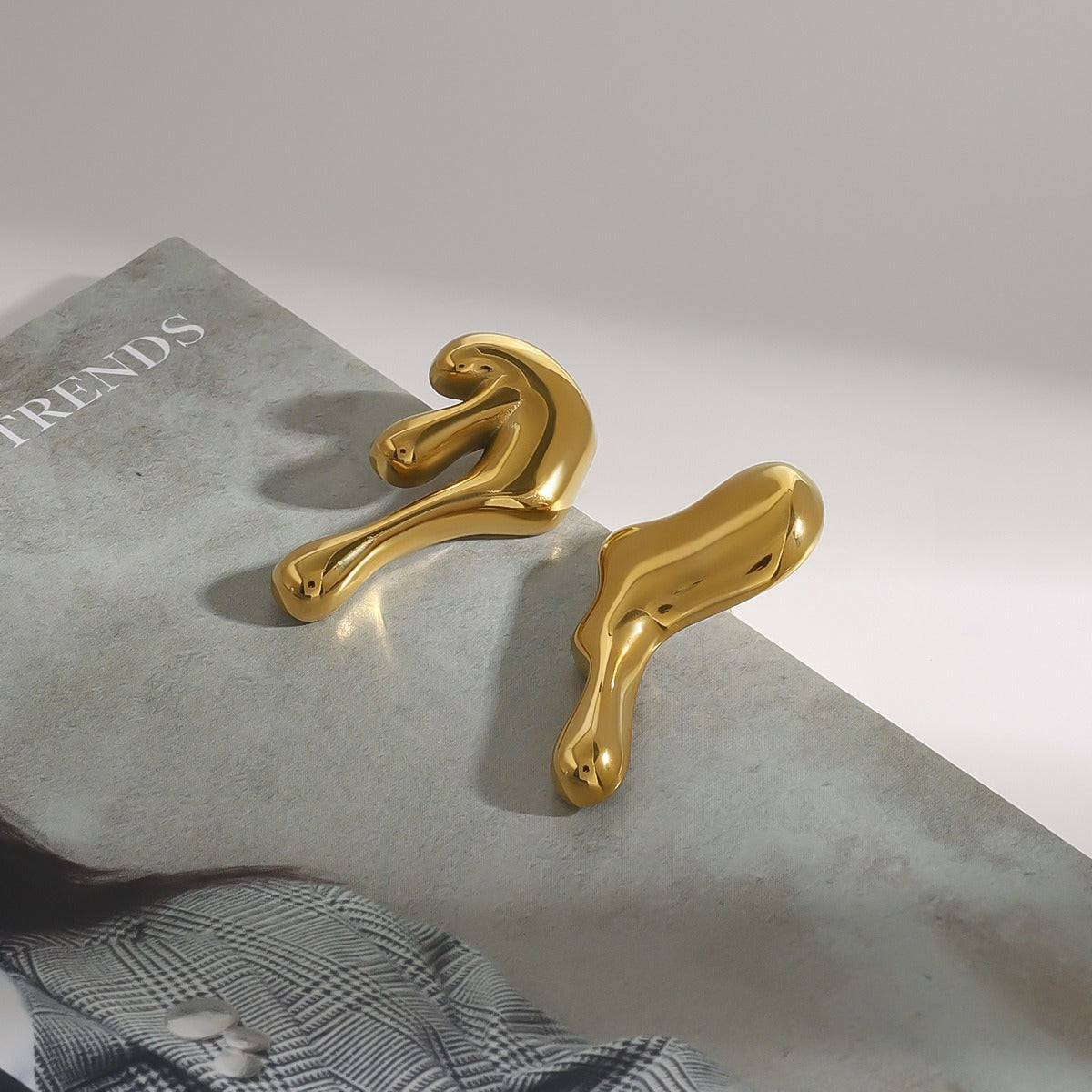 18K gold lava-shaped earrings with unique and simple design