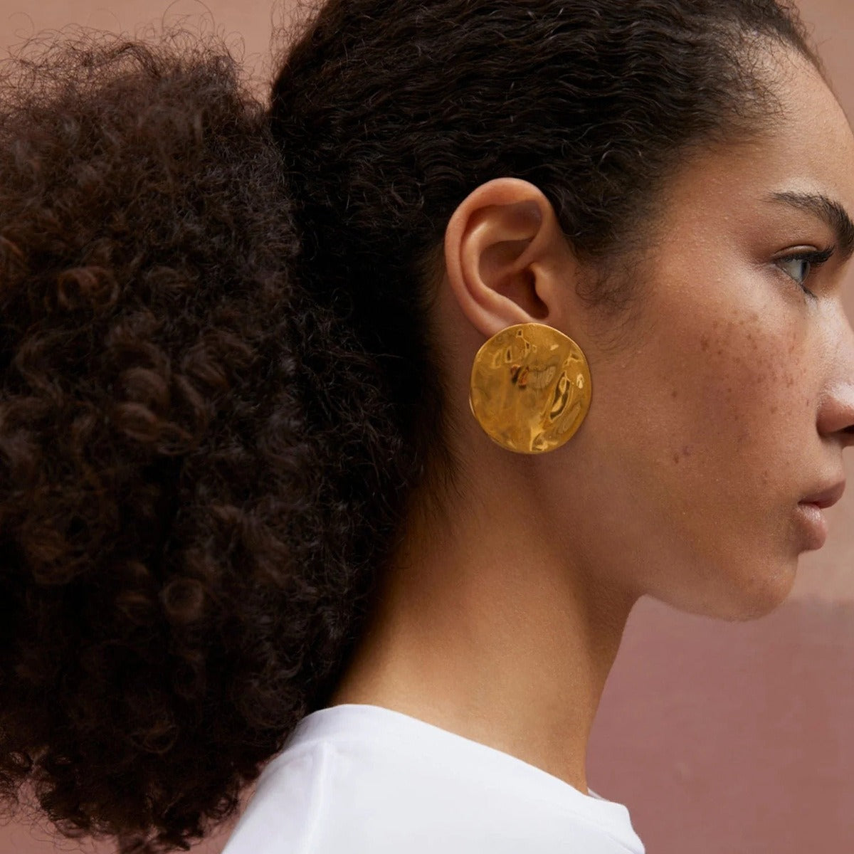 18K gold round earrings with textured design, simple and elegant