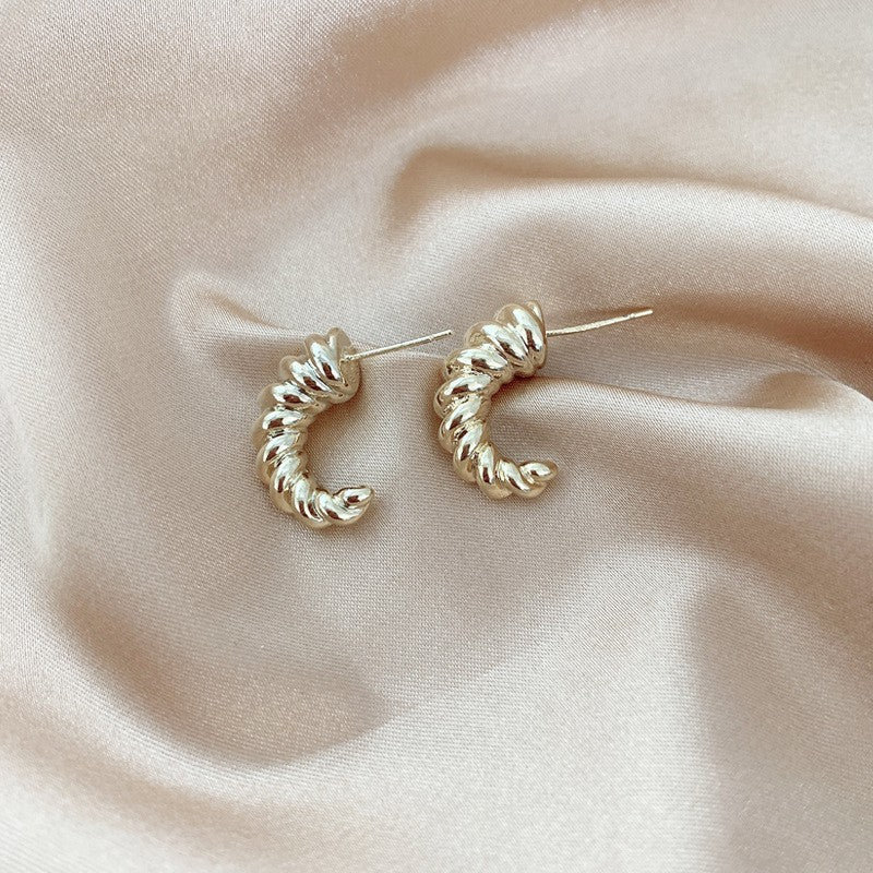 925 Silver Needle Internet Celebrity Same Style Gold Earrings Women's Light Luxury High-end Elegant All-match Earrings Retro New Earrings