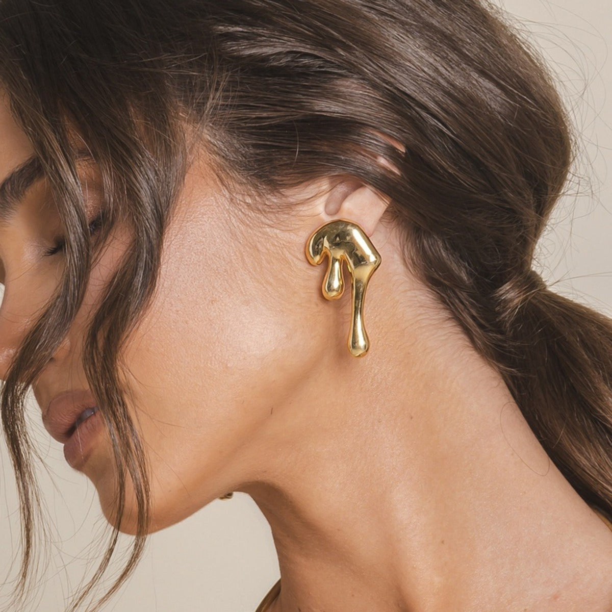 18K gold lava-shaped earrings with unique and simple design
