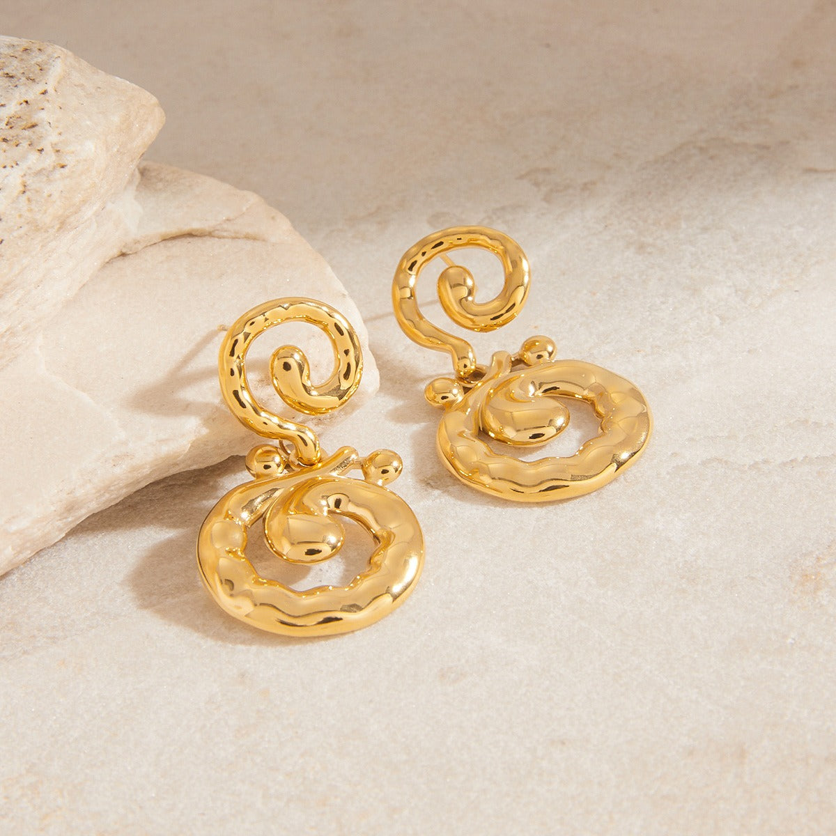 18K gold hollow thread design simple and elegant earrings