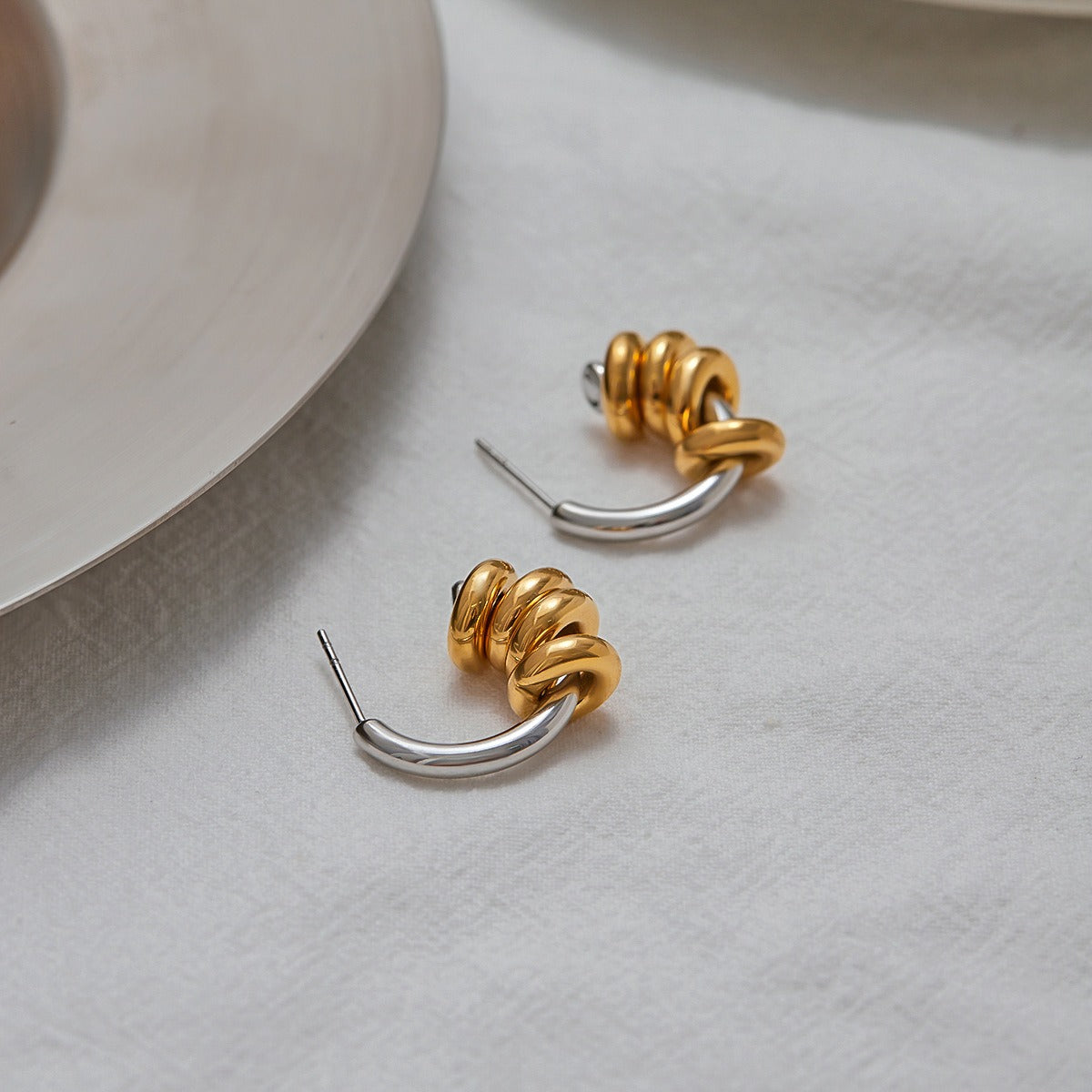 18K gold C-shaped earrings with a hoop design