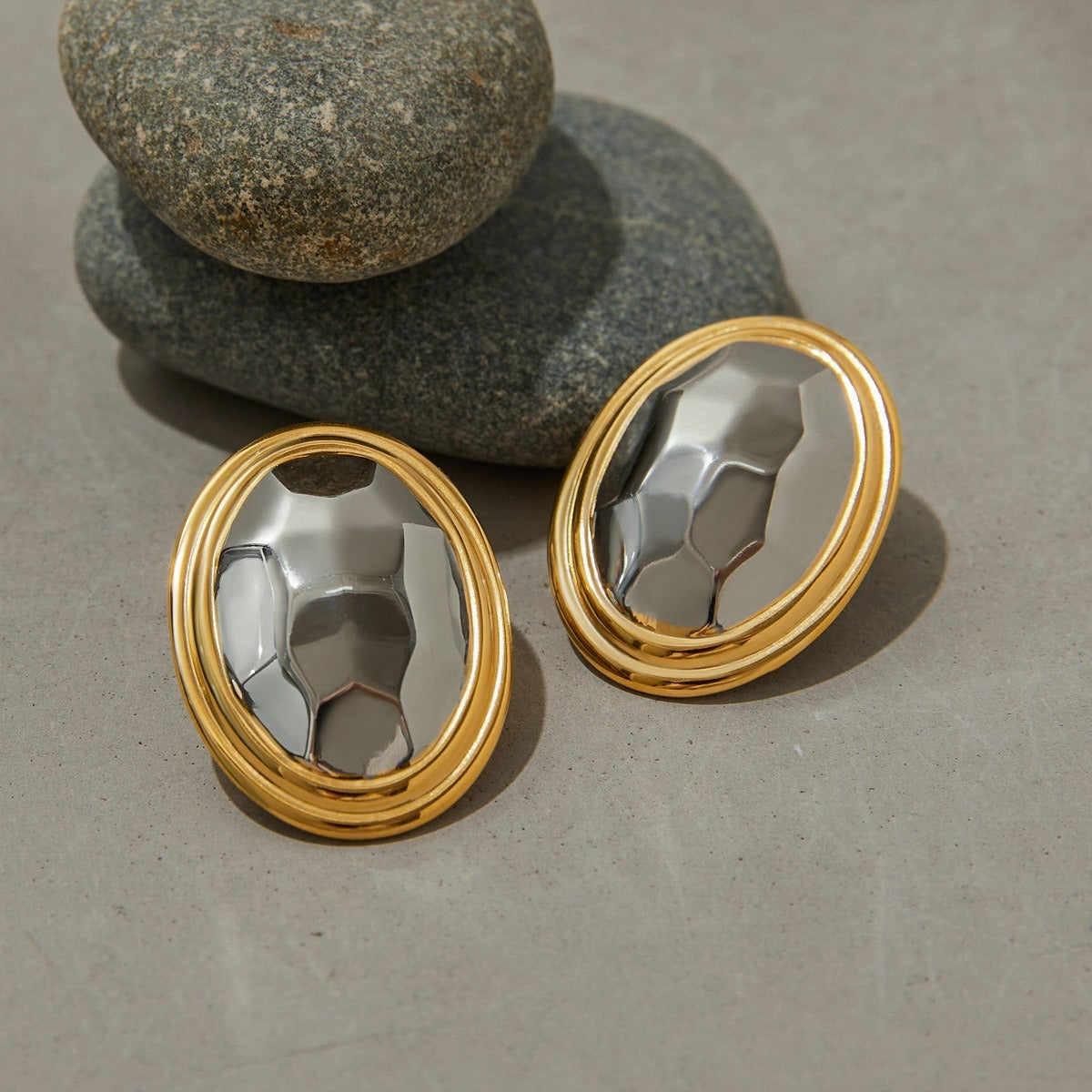 18K gold oval earrings with gold and silver color matching design, simple and unique