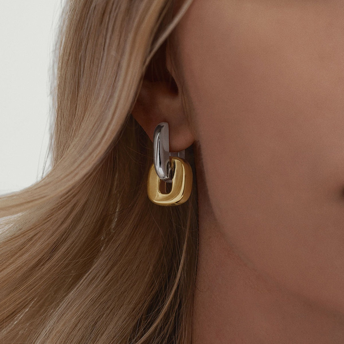 18K gold geometric square with hollow design classic and fashionable earrings