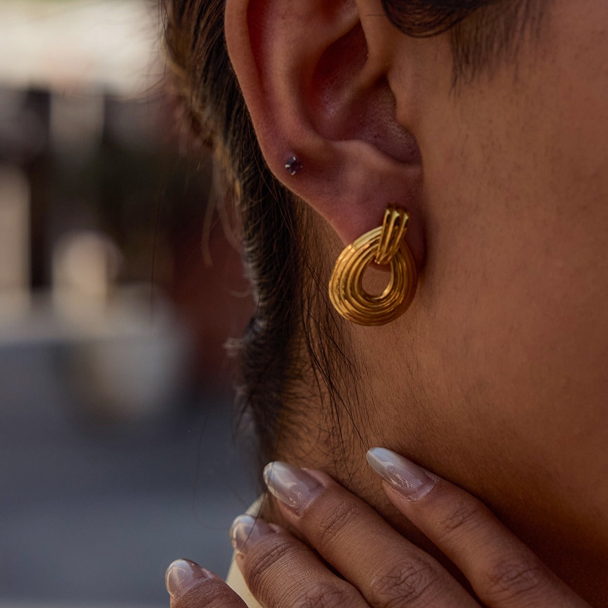 18K gold teardrop-shaped earrings with textured design, classic and fashionable