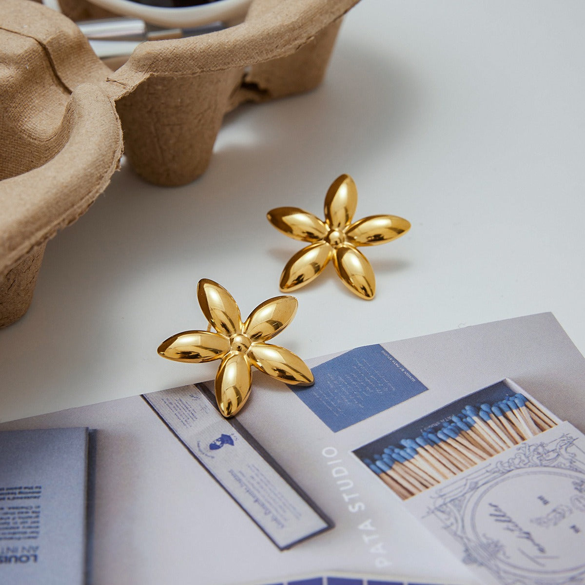 18K gold five-leaf flower design light luxury noble earrings