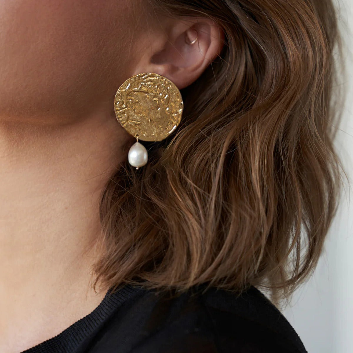 18K gold stylish round earrings with hammered and pearl design