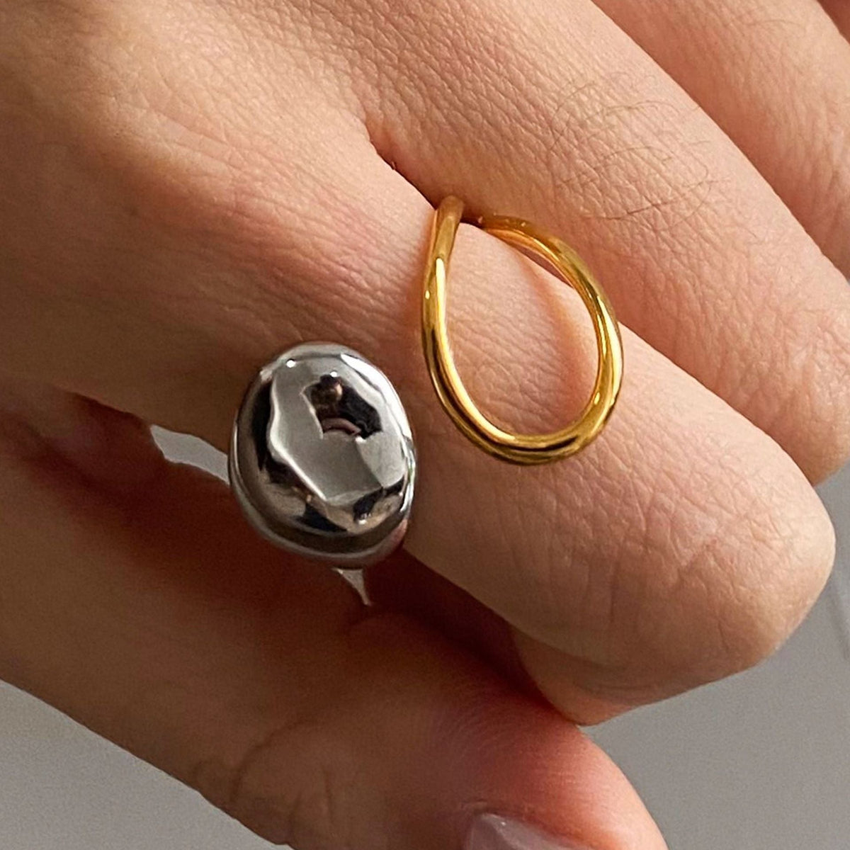 18K gold teardrop pattern with gold and silver color matching design fashionable personality ring