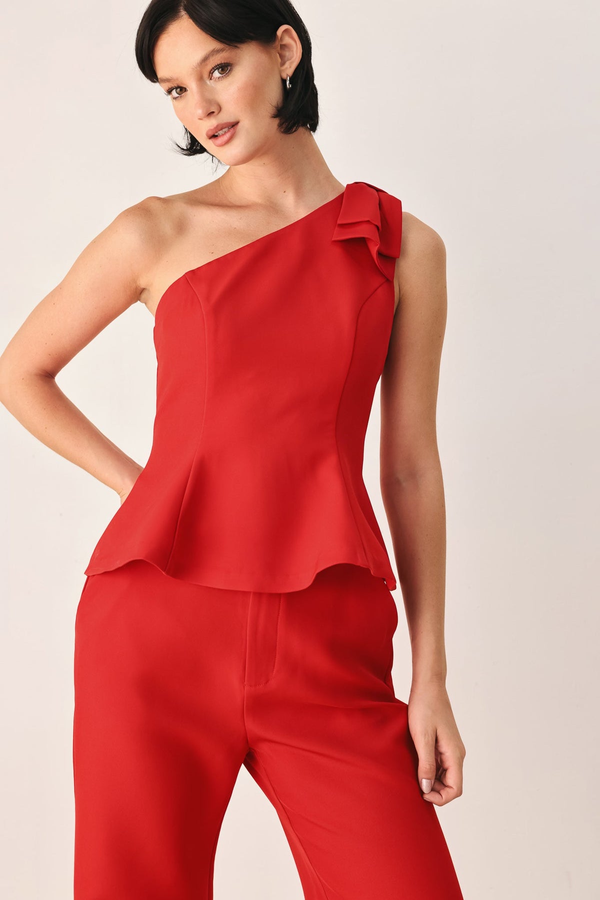 MAKE AN ENTRANCE ONE SHOULDER PEPLUM TOP