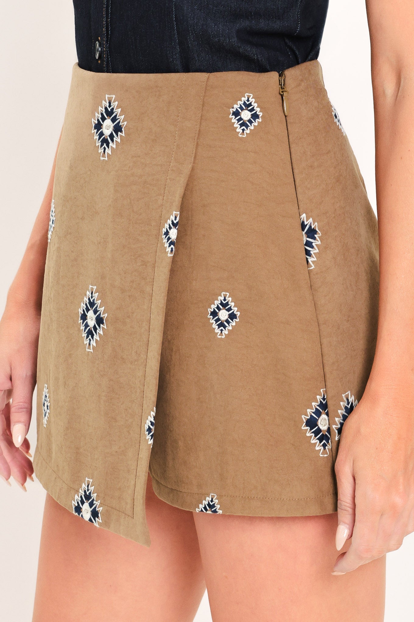 CANYON MOTIF FLIRT FAUX SUEDE SKORT