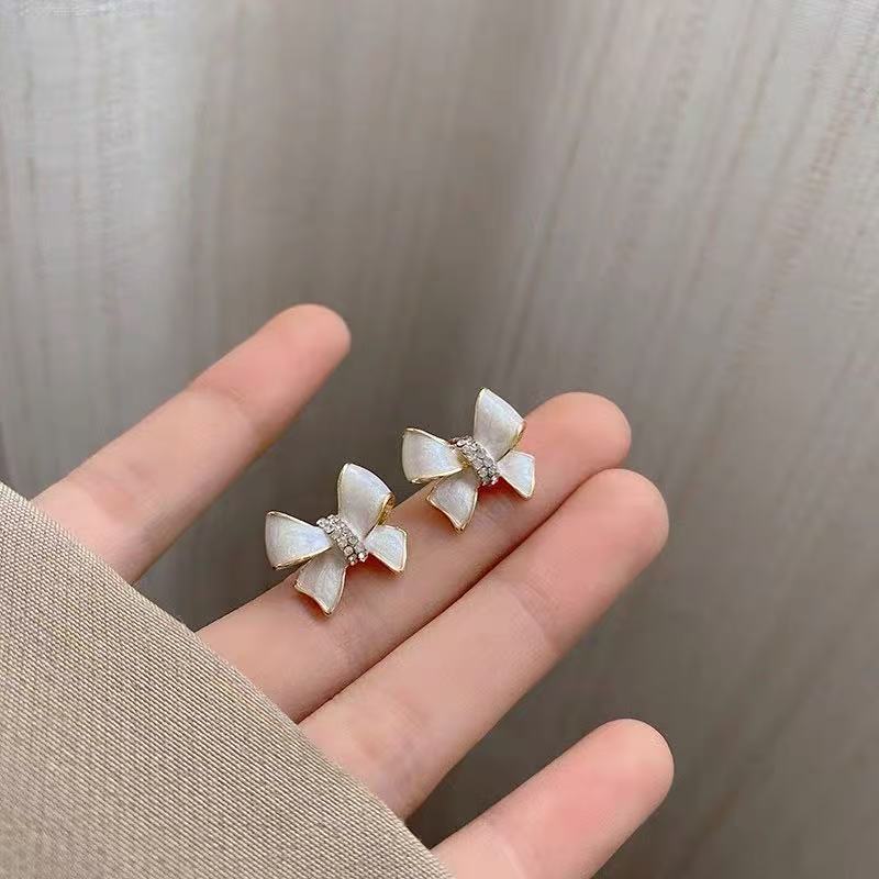 925 Silver Needle Internet Celebrity Same Style Gold Earrings Women's Light Luxury High-end Elegant All-match Earrings Retro New Earrings