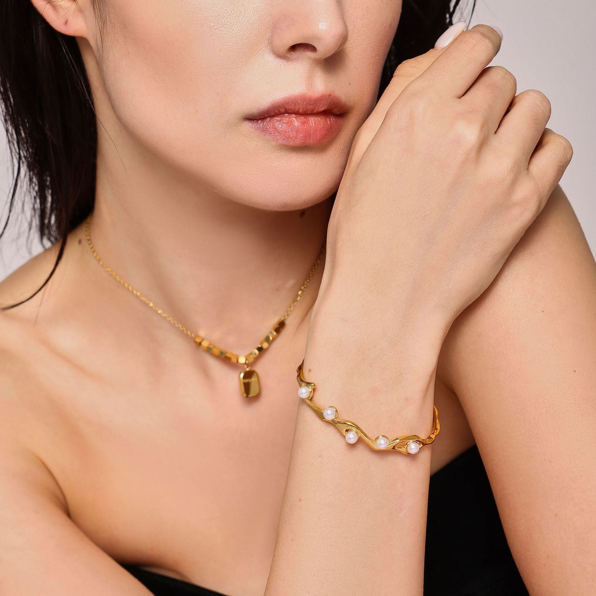 18K gold irregular C-shaped inlaid pearl bracelet with novel and unique design