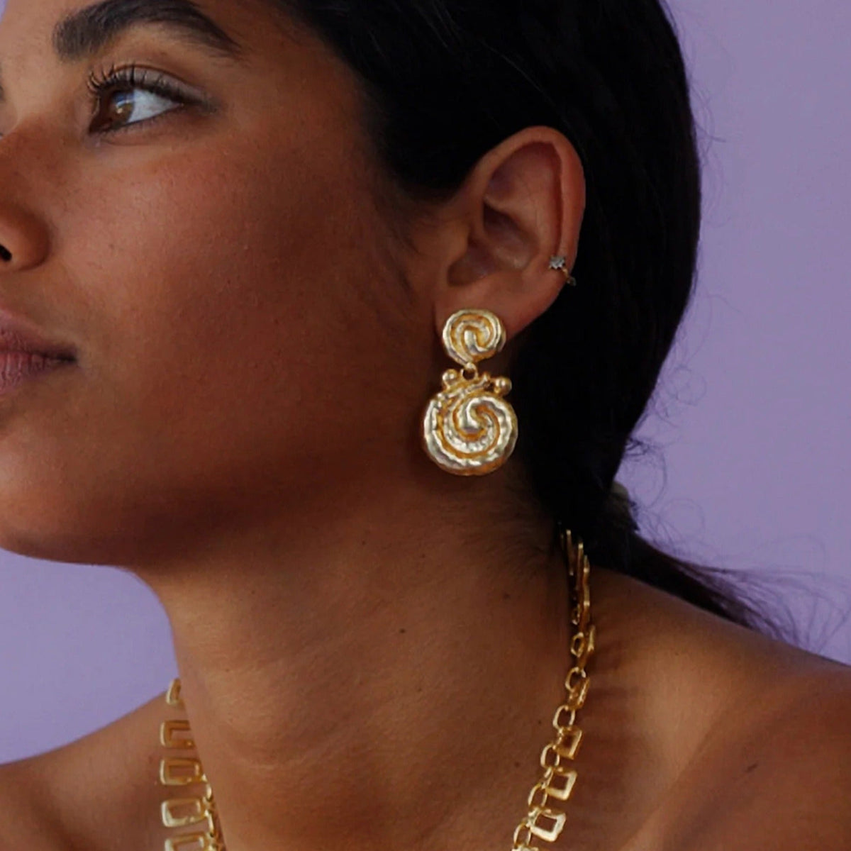 18K gold hollow thread design simple and elegant earrings