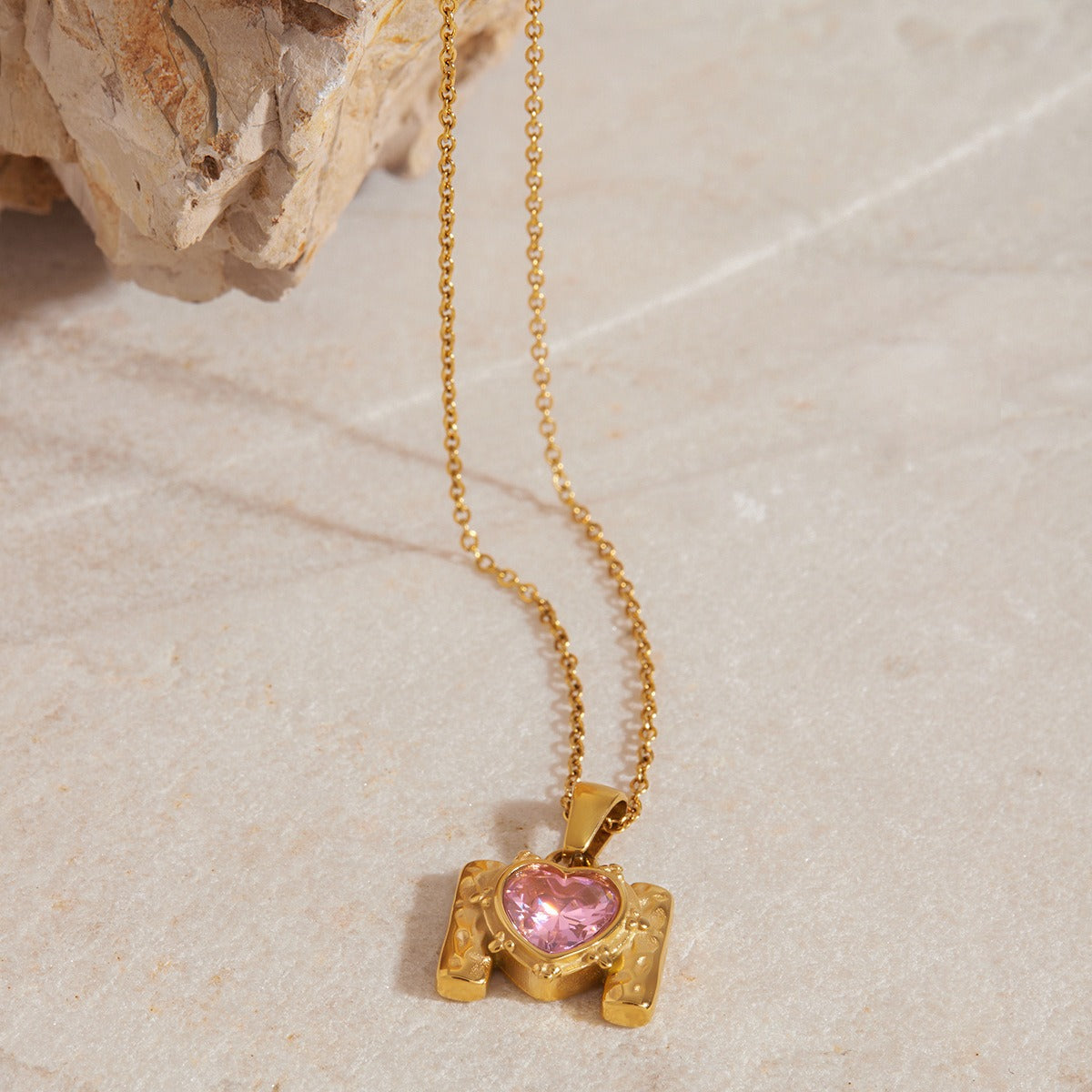 18K gold letter "M" inlaid with heart-shaped gemstone, exquisite and unique necklace
