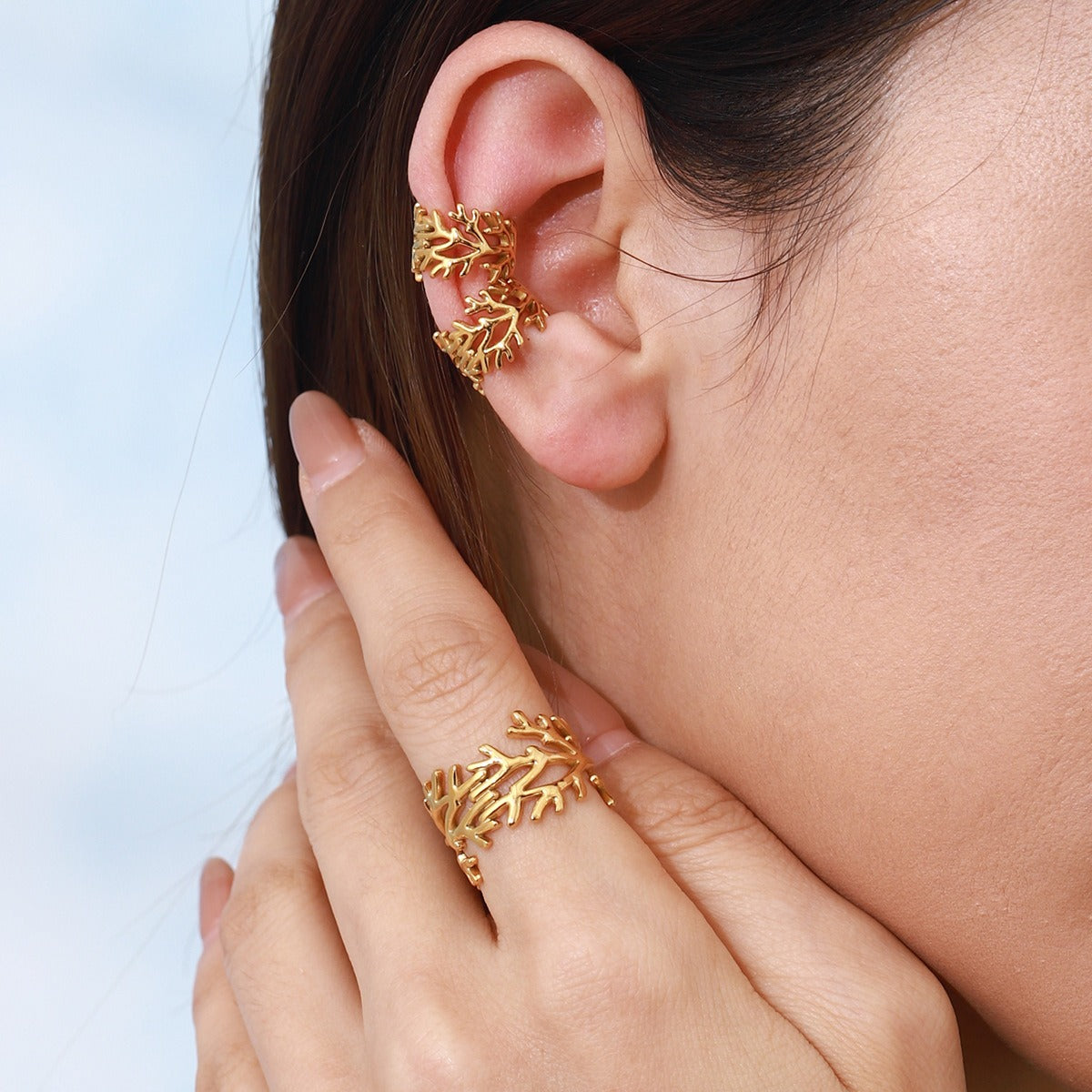 18K gold hollow branch design simple and fashionable earrings