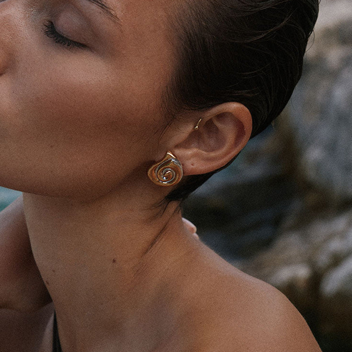18K gold conch-shaped earrings with gold and silver color matching design and ocean style