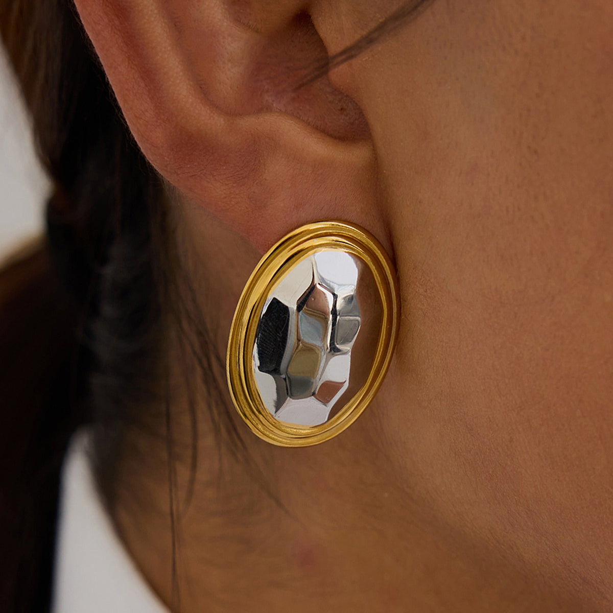 18K gold oval earrings with gold and silver color matching design, simple and unique