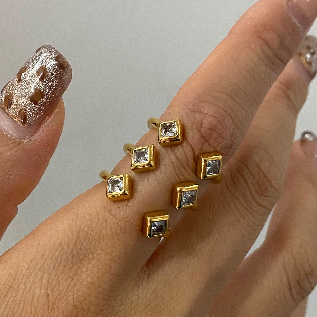 18K gold diamond-shaped gemstone-inlaid ring with exaggerated personality