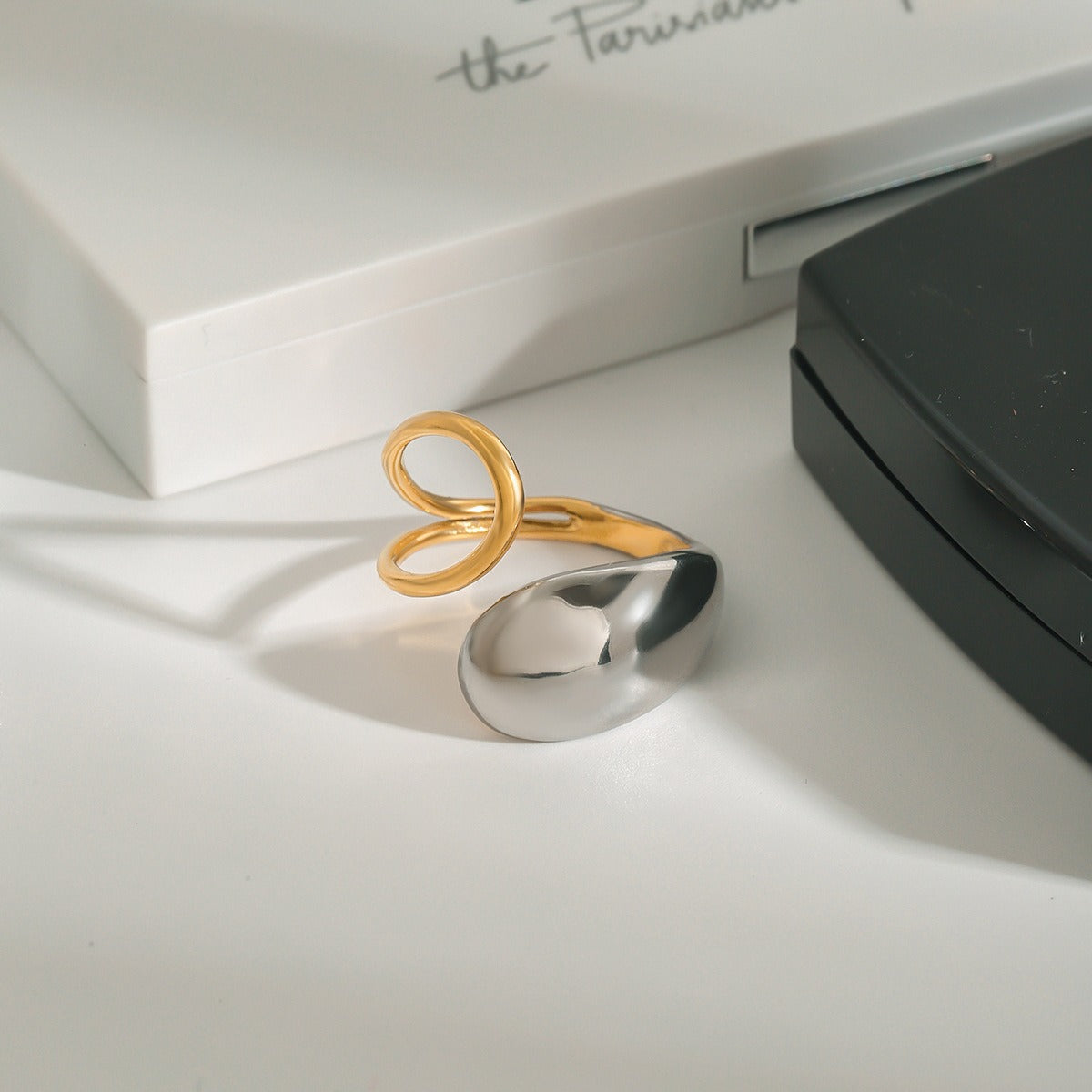 18K gold teardrop pattern with gold and silver color matching design fashionable personality ring
